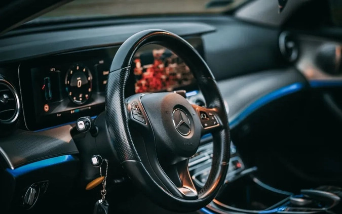 Mercedes-Benz Klasa E cena 139000 przebieg: 161000, rok produkcji 2016 z Koszalin małe 277